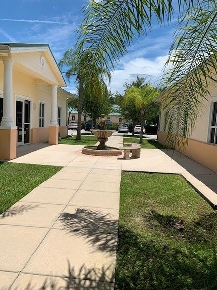 5586 Broadcast Ct, Lakewood Ranch, FL for lease - Building Photo - Image 2 of 14