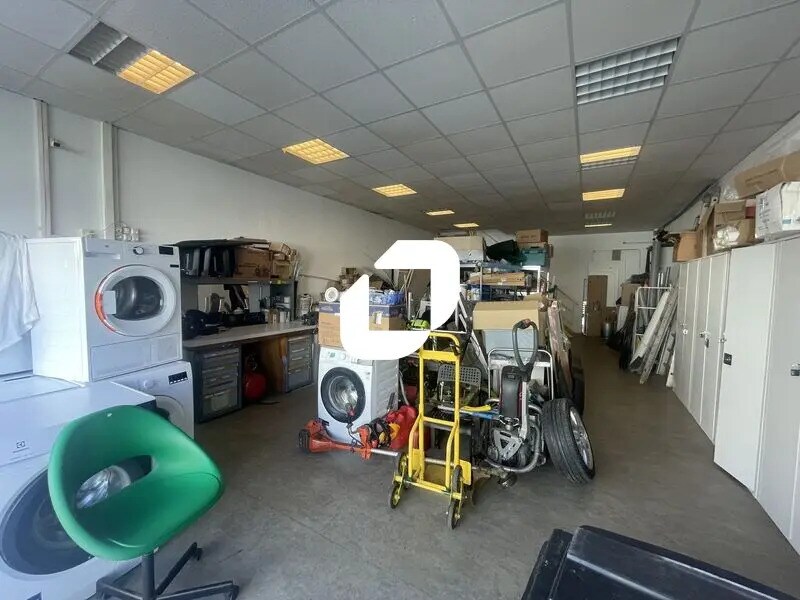 Flex in Bordeaux for lease Interior Photo- Image 1 of 8