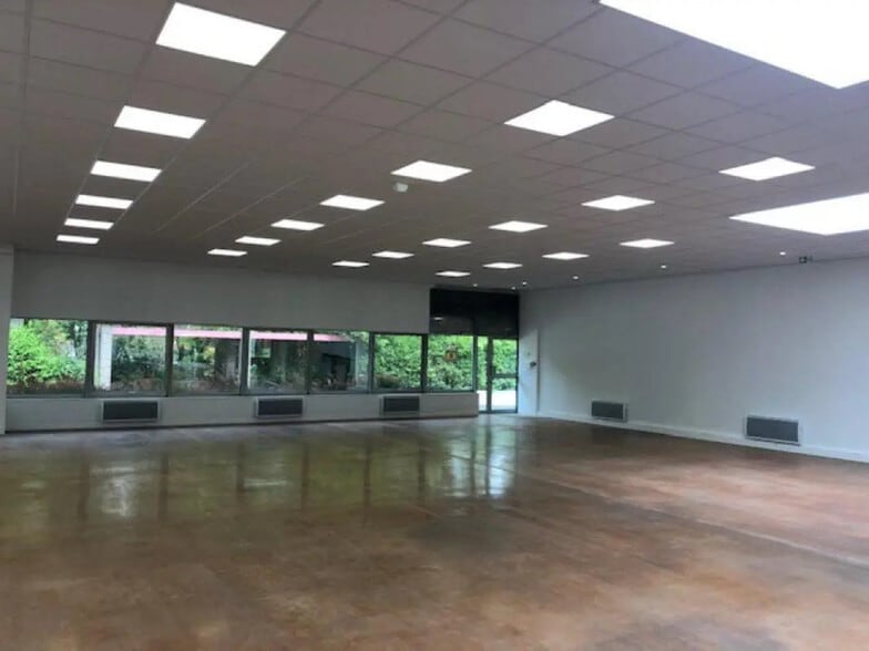 Flex in Trappes for lease - Building Photo - Image 3 of 5