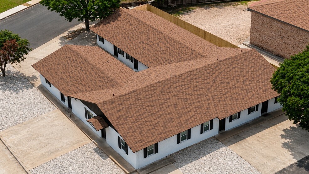 1402 N Adams St, Fredericksburg, TX à vendre - Photo du bâtiment - Image 2 de 6