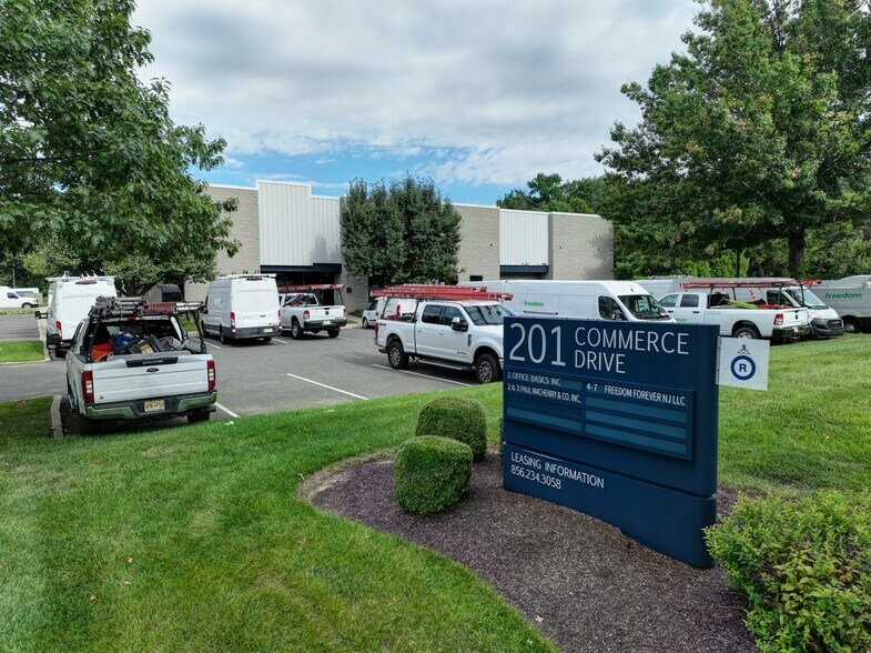 201 Commerce Dr, Moorestown, NJ à louer - Photo du bâtiment - Image 3 de 3