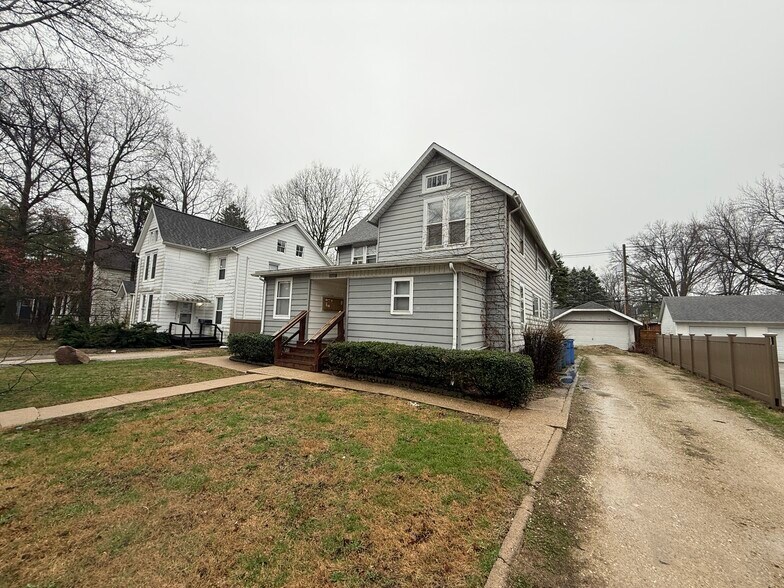 10 Units Champaign IL - 2 Adjacent Prop portefeuille de 2 propriétés à vendre sur LoopNet.ca - Photo du bâtiment - Image 1 de 31