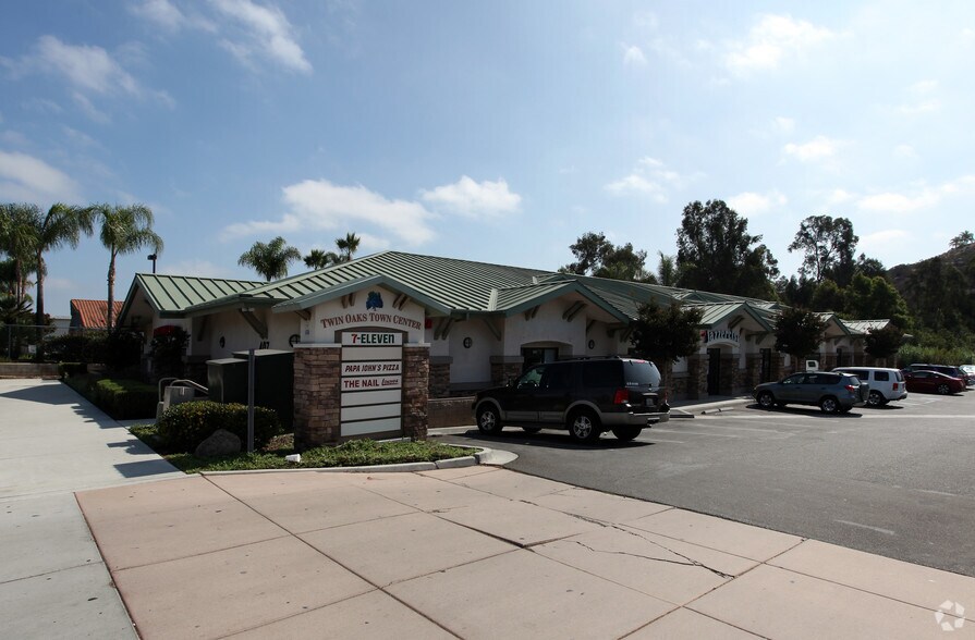 403-409 N Twin Oaks Valley Rd, San Marcos, CA à louer - Photo du bâtiment - Image 2 de 6