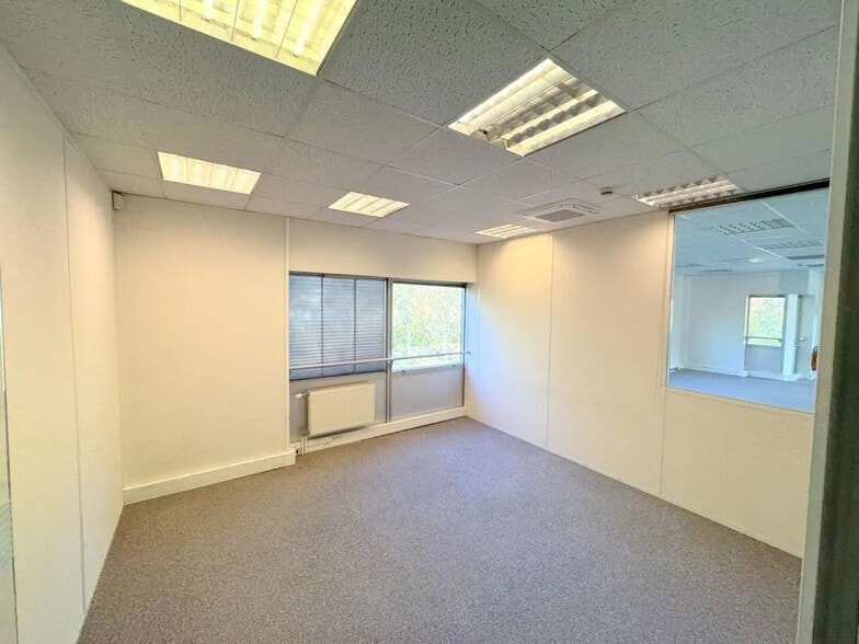 Office in Guyancourt for lease - Building Photo - Image 3 of 28