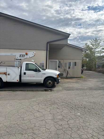 65 New Shackle Island Rd, Hendersonville, TN for lease - Building Photo - Image 2 of 15