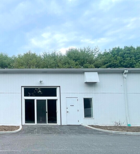 137 Montauk Hwy, Westhampton, NY à vendre - Photo du bâtiment - Image 3 de 7