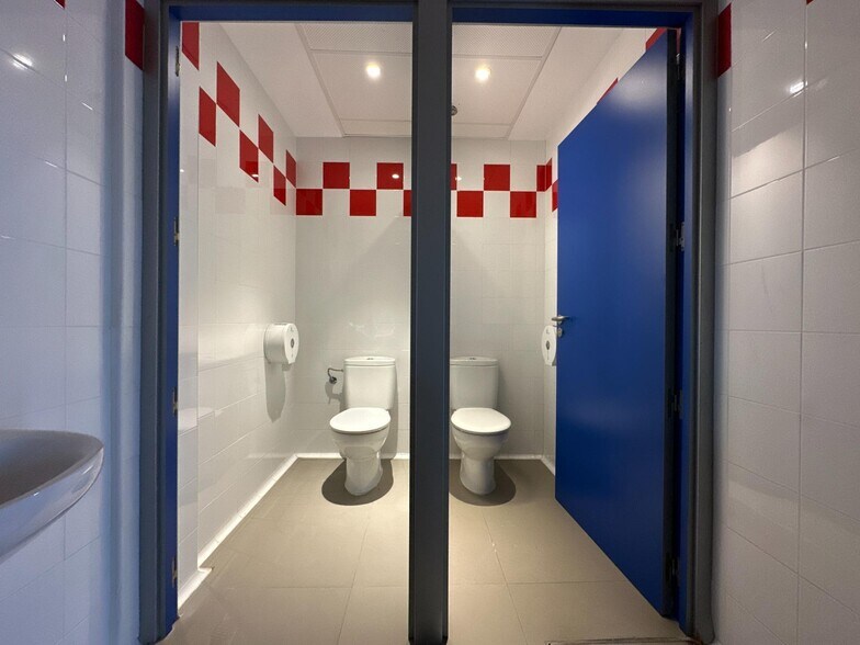 Commerce de détail dans Zaragoza, Zaragoza à louer - Photo du bâtiment - Image 2 de 59