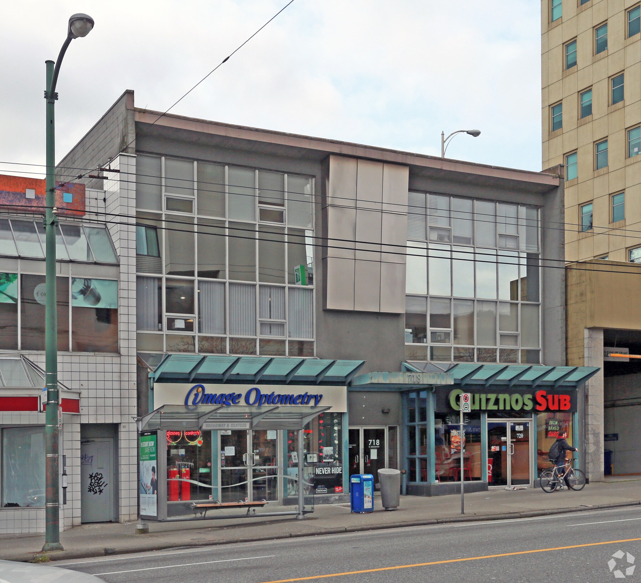 718-720 W Broadway, Vancouver, BC à louer Photo du bâtiment- Image 1 de 8