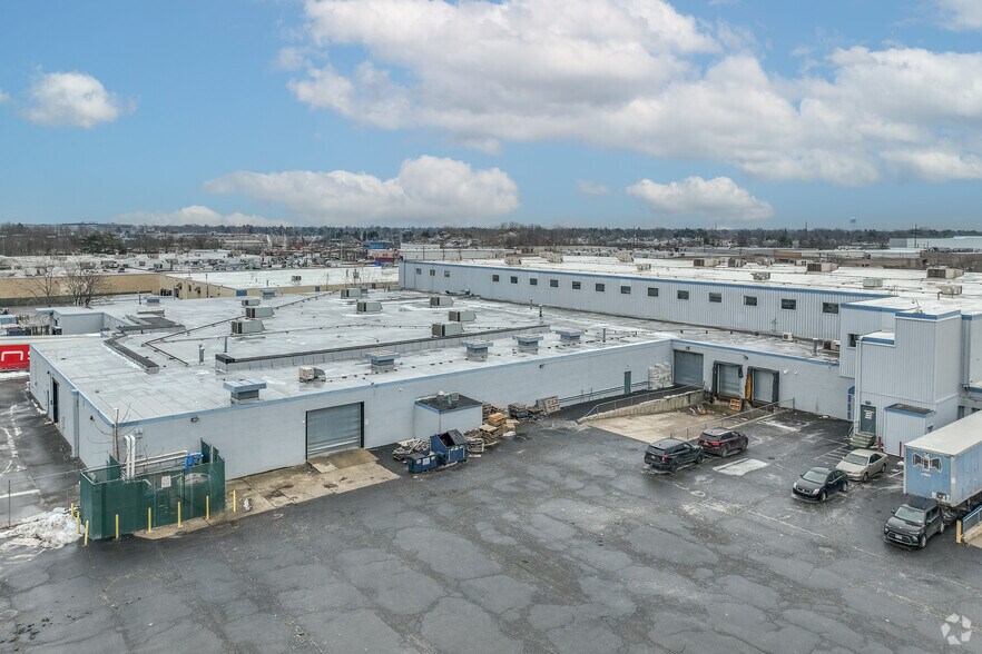 600 W John St, Hicksville, NY à louer - Photo du bâtiment - Image 2 de 5