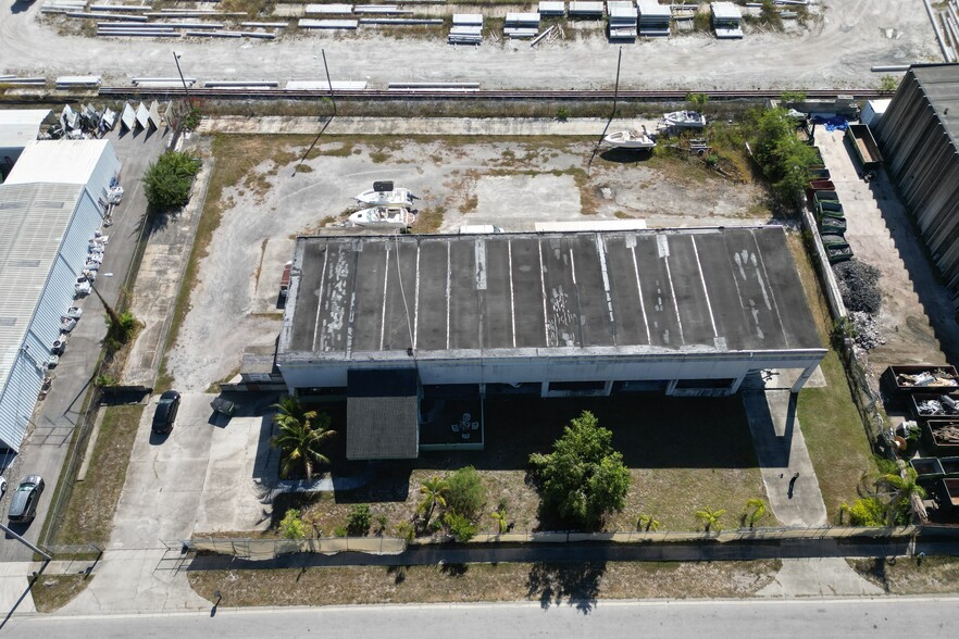 761 Wesley Ave, Tarpon Springs, FL à vendre - Photo du bâtiment - Image 2 de 17