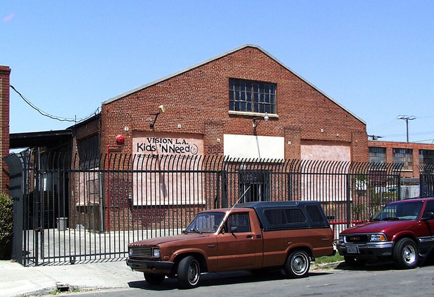 6215 S Gramercy Pl, Los Angeles, CA à louer - Photo du bâtiment - Image 3 de 5