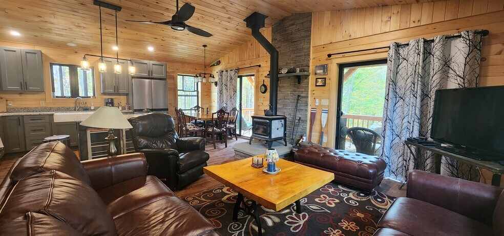 LAKEWOOD LODGE & RESTAURANT portefeuille de 4 propriétés à vendre sur LoopNet.ca - Photo du bâtiment - Image 3 de 34