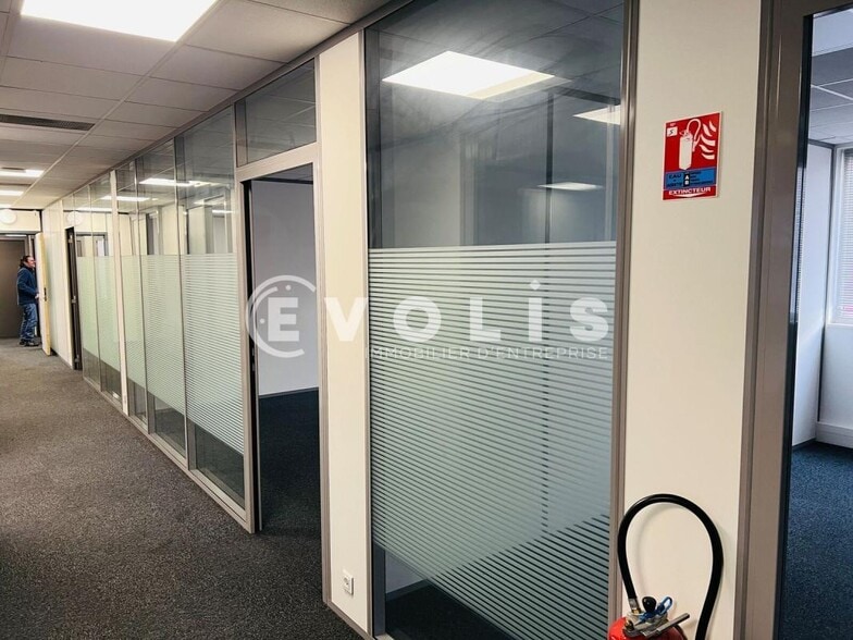 Flex in Champs-sur-Marne for lease - Interior Photo - Image 3 of 6