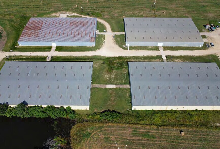 2202 E 4th St, Taylor, TX for lease - Building Photo - Image 3 of 8