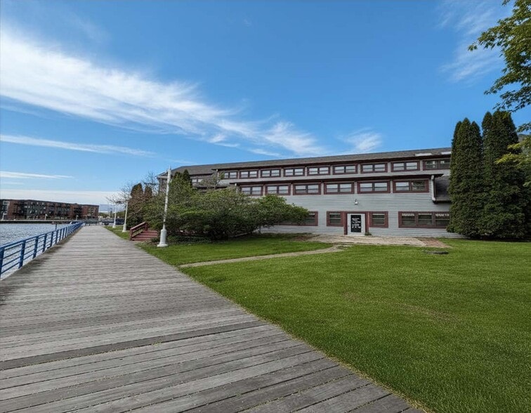 837 Riverfront Dr, Sheboygan, WI à vendre - Photo principale - Image 1 de 2