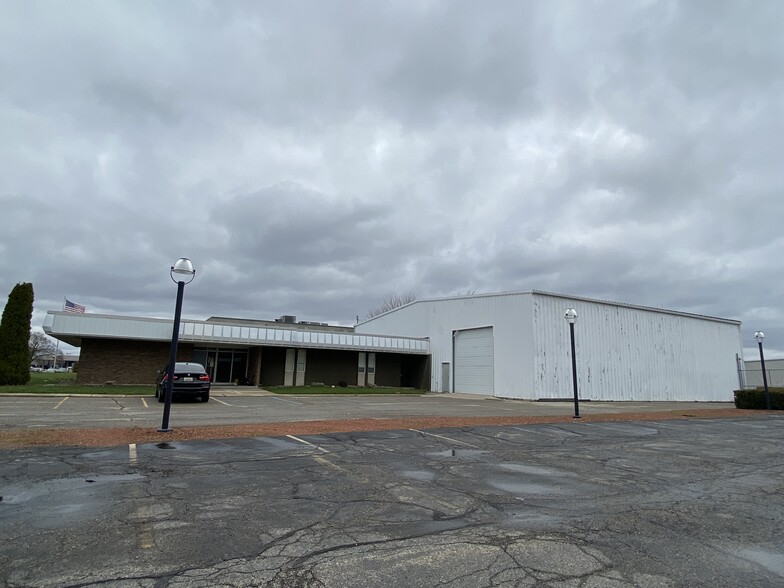 3850 Capital City Blvd, Lansing, MI for lease - Building Photo - Image 2 of 9