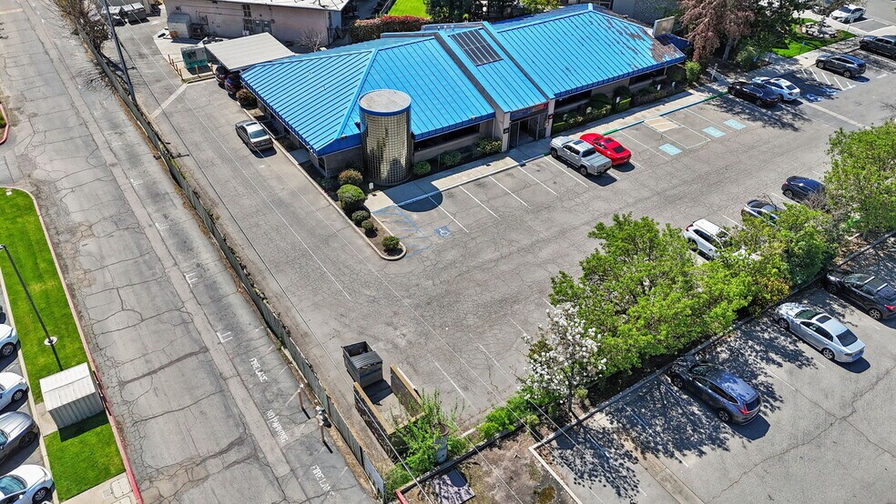 3520 E Shields Ave, Fresno, CA à vendre - Photo du bâtiment - Image 3 de 42