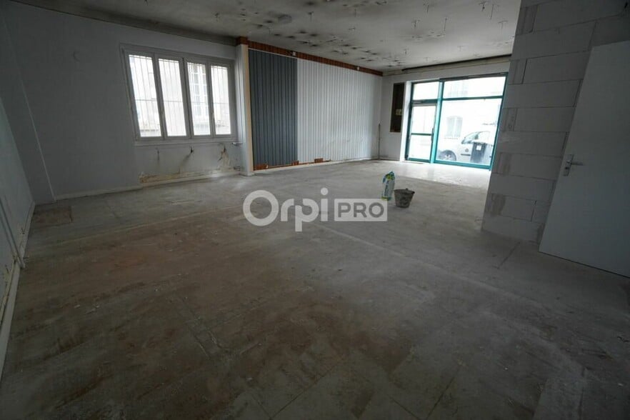 Retail in Dijon for lease - Interior Photo - Image 2 of 4