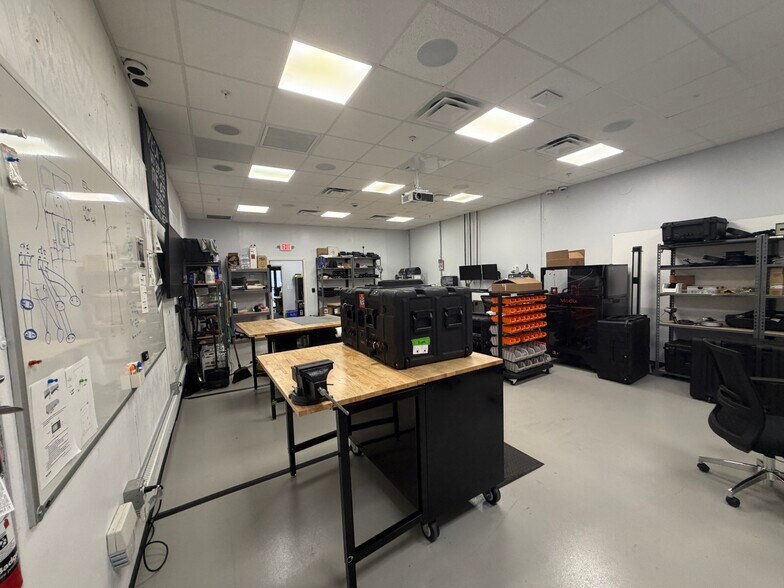 12120 Metro Pky, Fort Myers, FL à vendre - Photo du bâtiment - Image 3 de 13