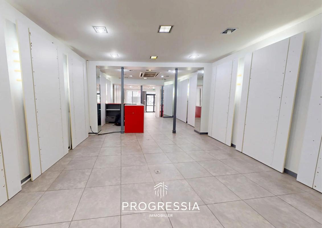 Retail in Le Havre for lease Interior Photo- Image 1 of 6