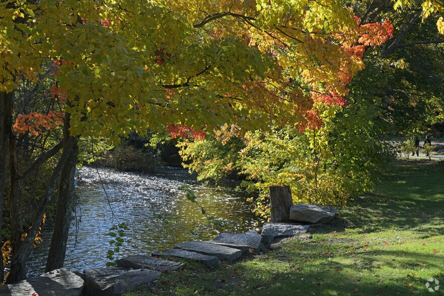 250 Valley St, Providence, RI à vendre - Photo du bâtiment - Image 3 de 3