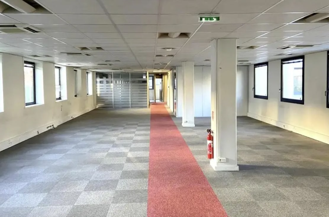 Office in Courbevoie for lease Interior Photo- Image 1 of 3