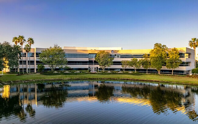 Plus de détails pour 100 Paramount Dr, Sarasota, FL - Bureau à vendre