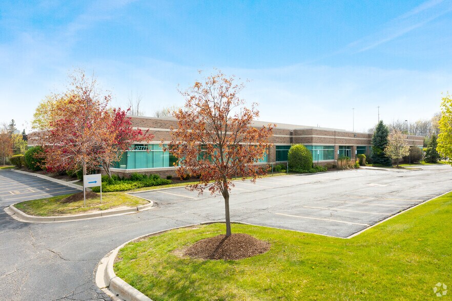 37777 Interchange Drive, Farmington Hills, MI à louer - Photo du bâtiment - Image 1 de 7