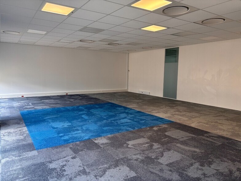 Office in Saint-Priest for lease - Interior Photo - Image 3 of 11