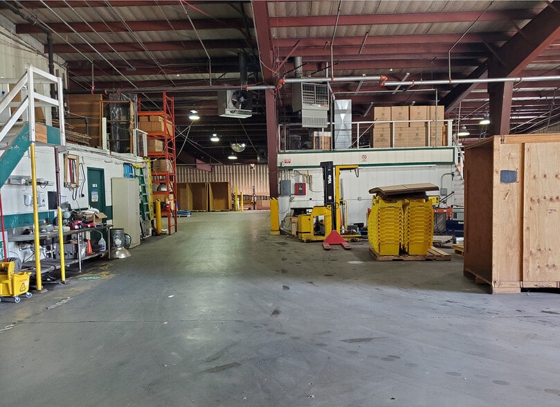 1936 Lower Silver Lake Rd, Topeka, KS for sale - Interior Photo - Image 3 of 7