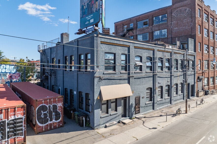 2480 Dundas St W, Toronto, ON à vendre - Photo du bâtiment - Image 3 de 54