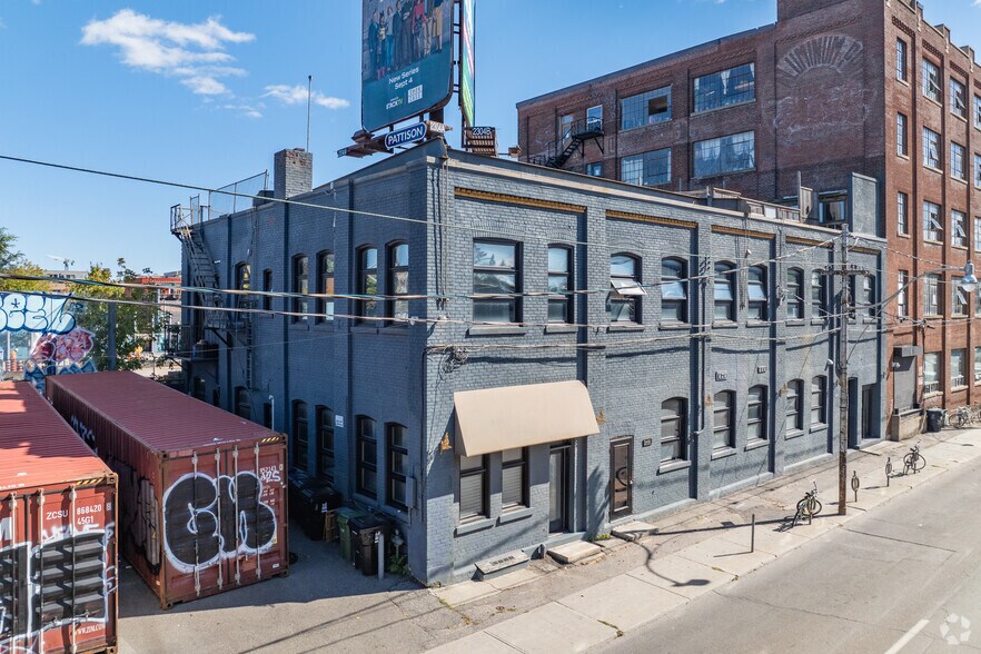 2480 Dundas St W, Toronto, ON à vendre - Photo du bâtiment - Image 2 de 55