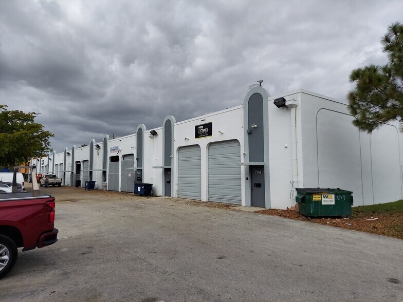 7325-7399 NW 54th St, Miami, FL à louer - Photo du bâtiment - Image 3 de 4
