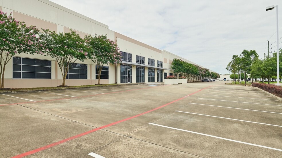 10305 Round Up Ln, Houston, TX for lease - Building Photo - Image 1 of 2