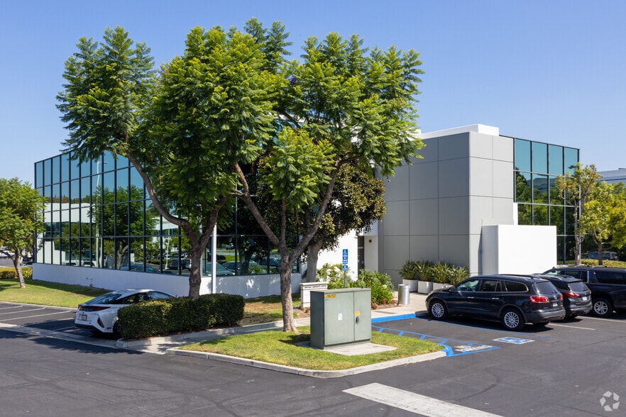 12016 Telegraph Rd, Santa Fe Springs, CA à louer - Photo du bâtiment - Image 2 de 6