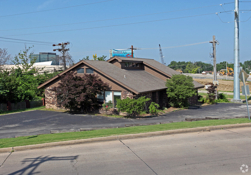 5746 E Skelly Dr, Tulsa, OK à vendre - Photo principale - Image 1 de 1