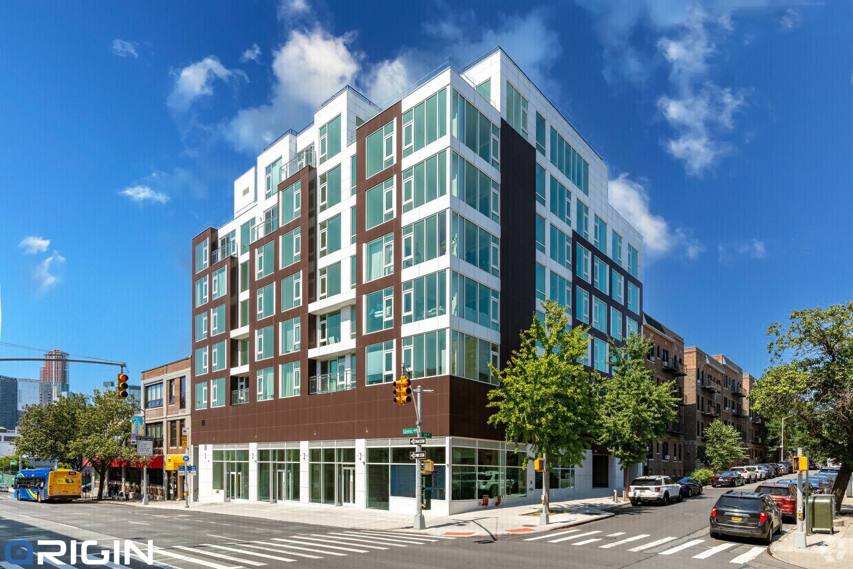 39-11 Queens Blvd, Long Island City, NY à louer Photo du bâtiment- Image 1 de 6
