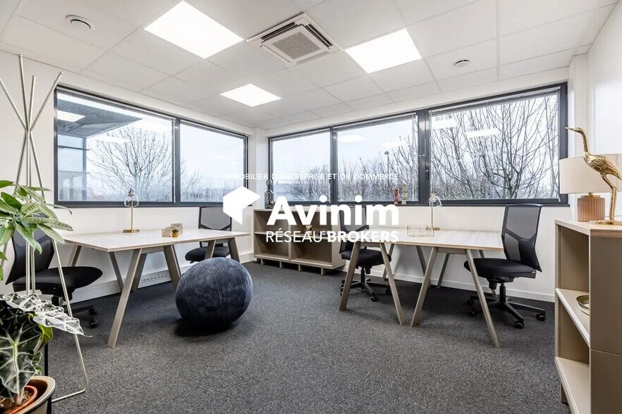 Office in Élancourt for lease - Interior Photo - Image 1 of 18