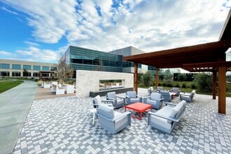 135 N McCarthy Blvd, Milpitas, CA à louer Photo du bâtiment- Image 2 de 2