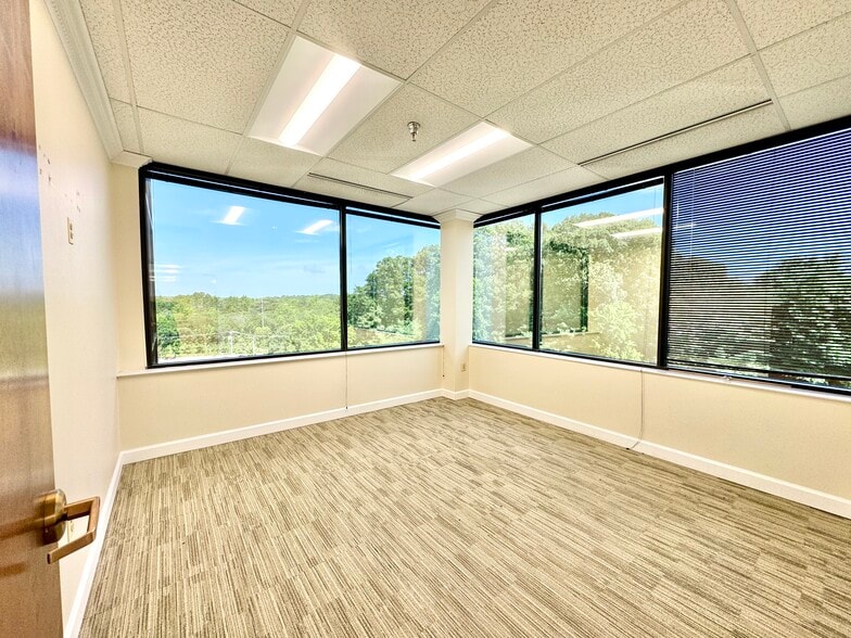 2200 Defense Hwy, Crofton, MD for lease - Interior Photo - Image 3 of 8