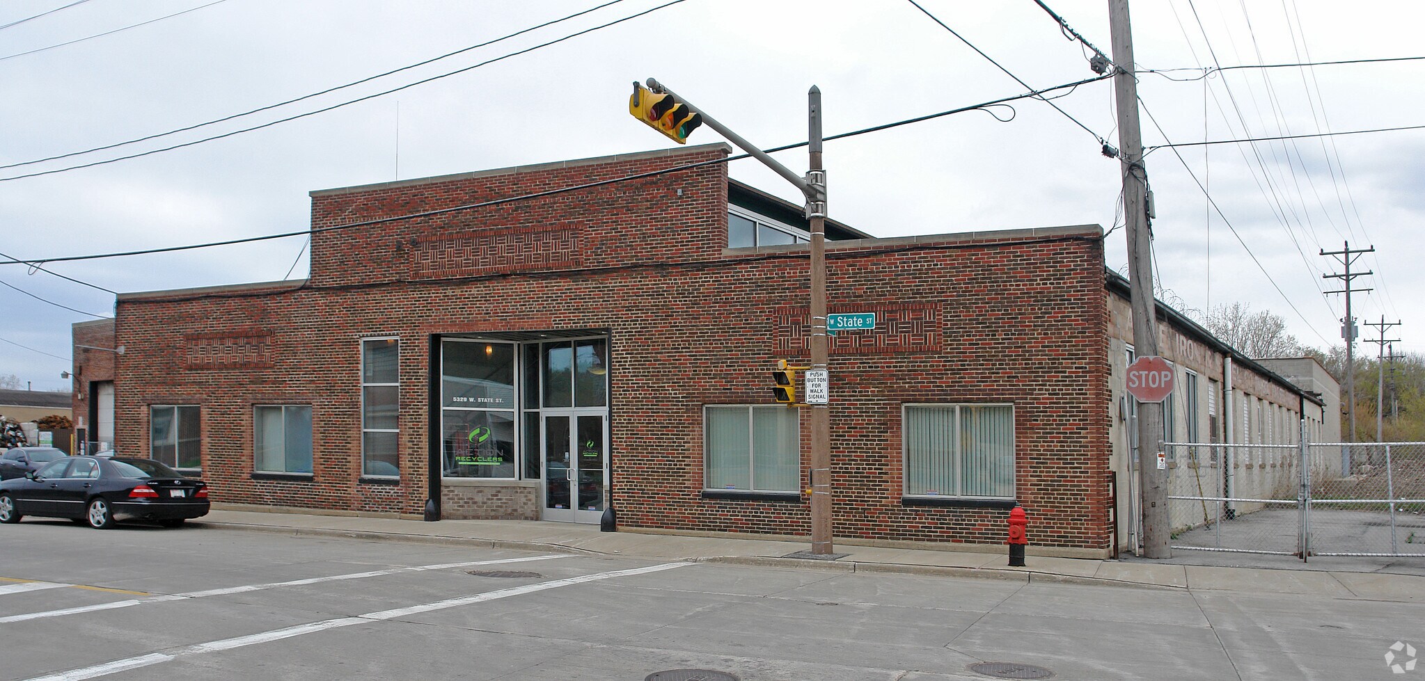 5329 W State St, Milwaukee, WI à louer Photo principale- Image 1 de 7