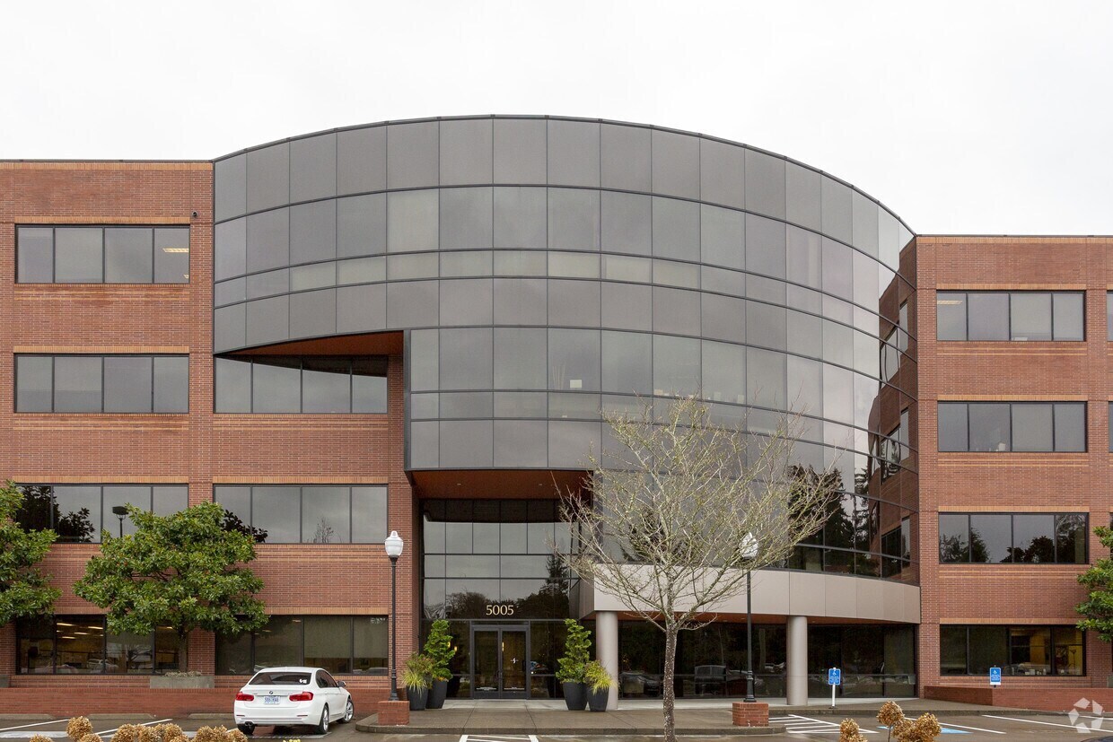 5005 Meadows Rd, Lake Oswego, OR à louer Photo du bâtiment- Image 1 de 5