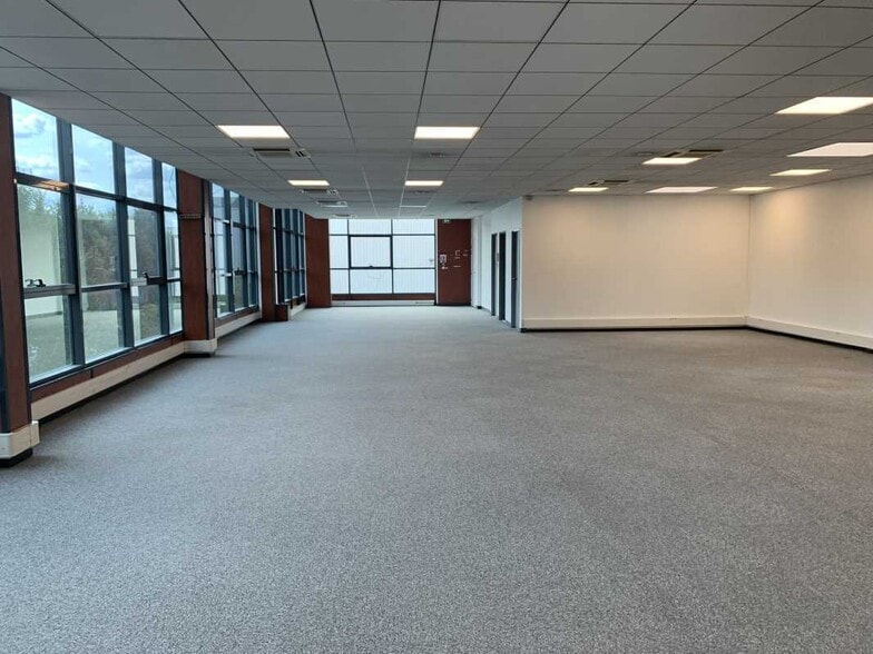 Office in Noisy-le-Sec for lease - Interior Photo - Image 2 of 5