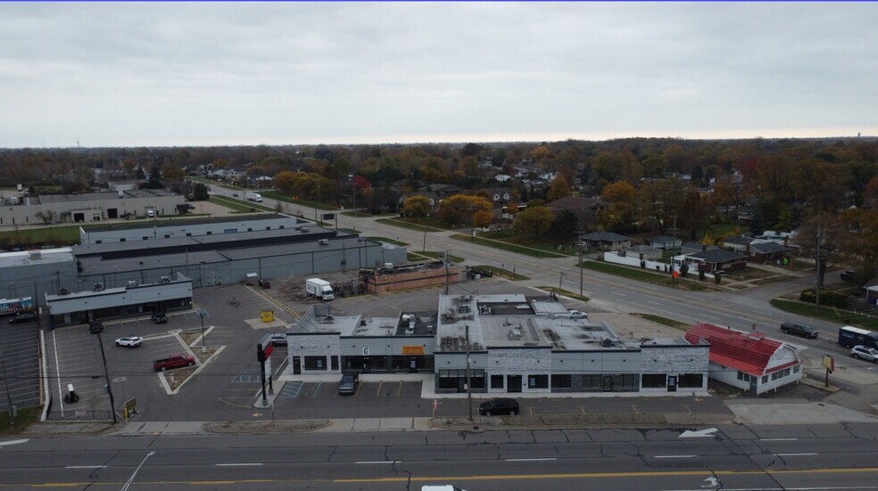 33080-33180 Groesbeck Hwy, Fraser, MI for lease - Primary Photo - Image 2 of 6