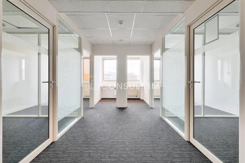 Office in Malakoff for lease Interior Photo- Image 1 of 9