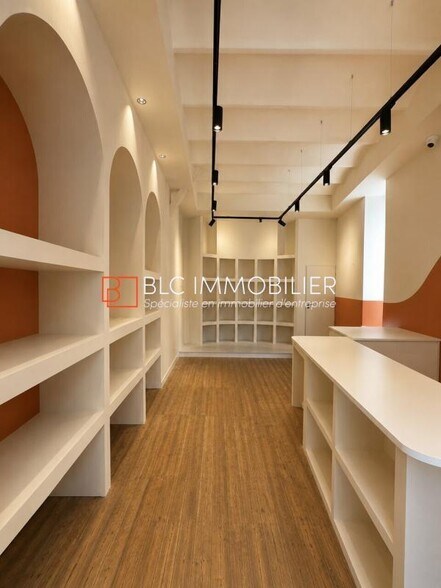 Retail in Marseille for lease - Interior Photo - Image 2 of 5