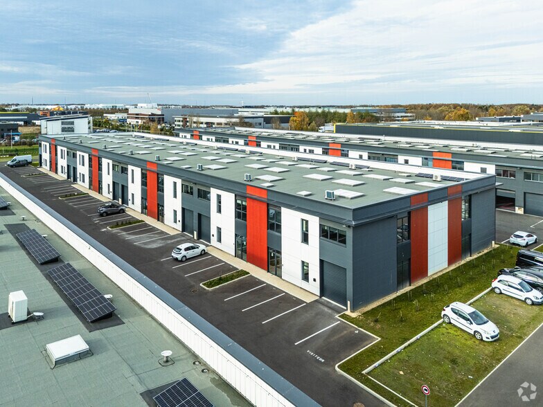 Local d'activités dans Lieusaint à vendre - Photo du bâtiment - Image 1 de 7