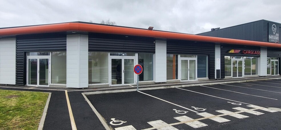 Retail in Saint Junien for lease - Building Photo - Image 1 of 1