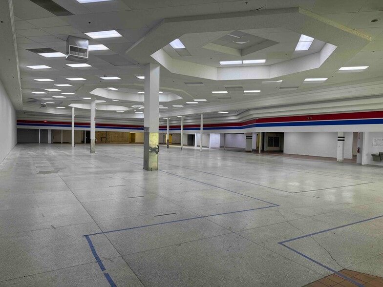 6495 Quivira Rd, Shawnee, KS for lease - Interior Photo - Image 2 of 5