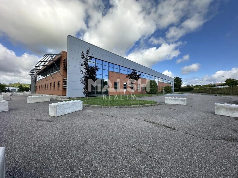 Office in Miribel for lease - Building Photo - Image 1 of 3